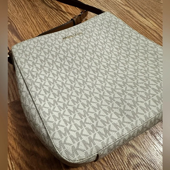 EUC Michael Kors Jet Set Travel Large Messenger Crossbody Bag in Vanilla - Picture 2 of 14